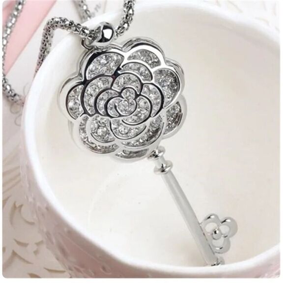 - 🗝️Sparkly Floral Key Pendant Sweater Chain🗝️ - Picture 13 of 17